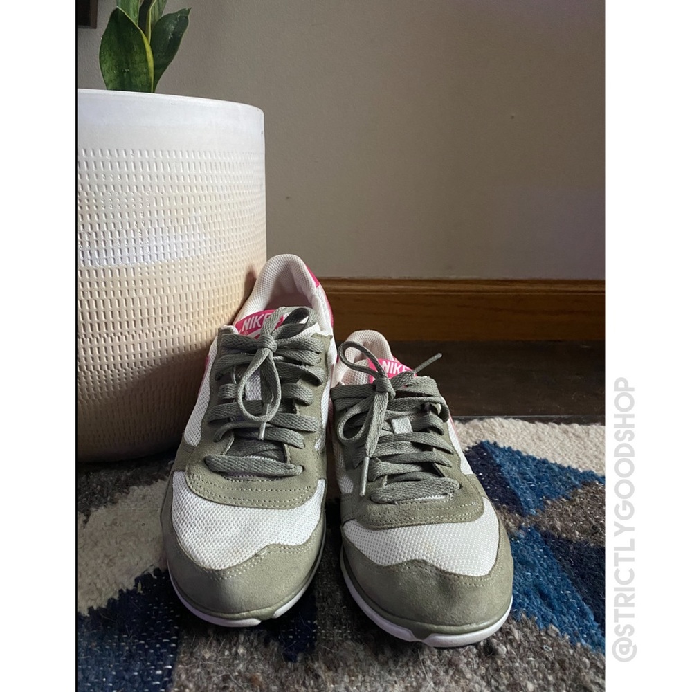 Nike Women’s ‘Eclipse’ running shoes